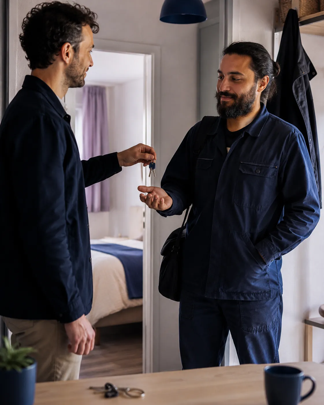 Un professionnel installé dans un logement correct, accompagné et respecté